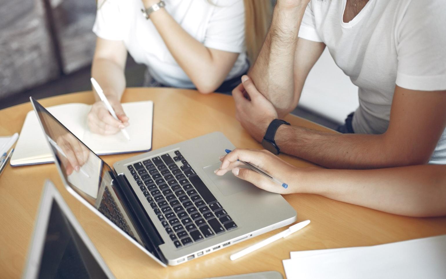 Analyste financier travaillant sur des modèles d'évaluation